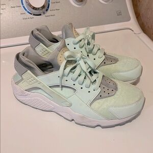 Nike Women's Mint Green Sneakers